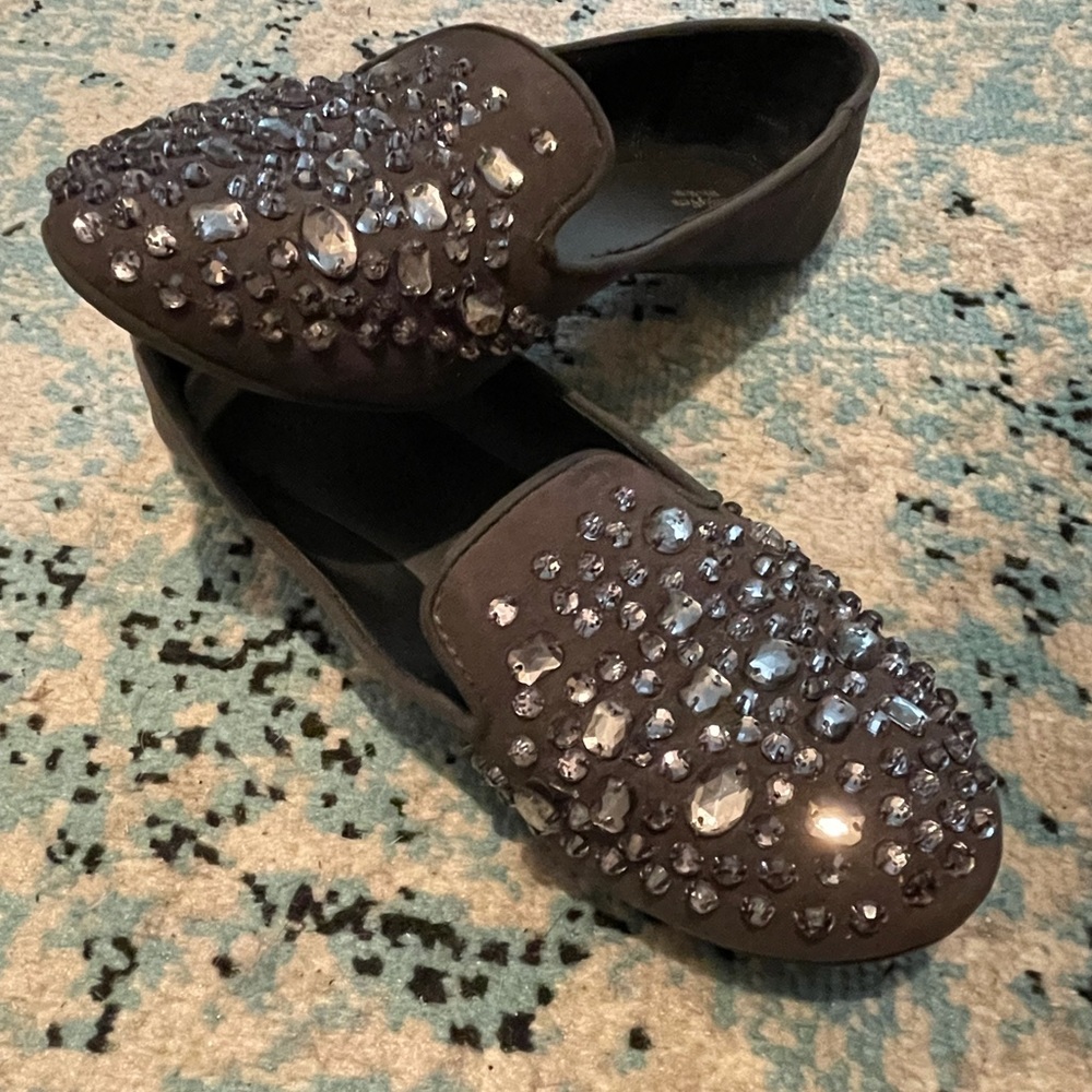 GREY SLIP ON FLATS. LIGHTLY USED. SIMPLY VERA. VERA WANG